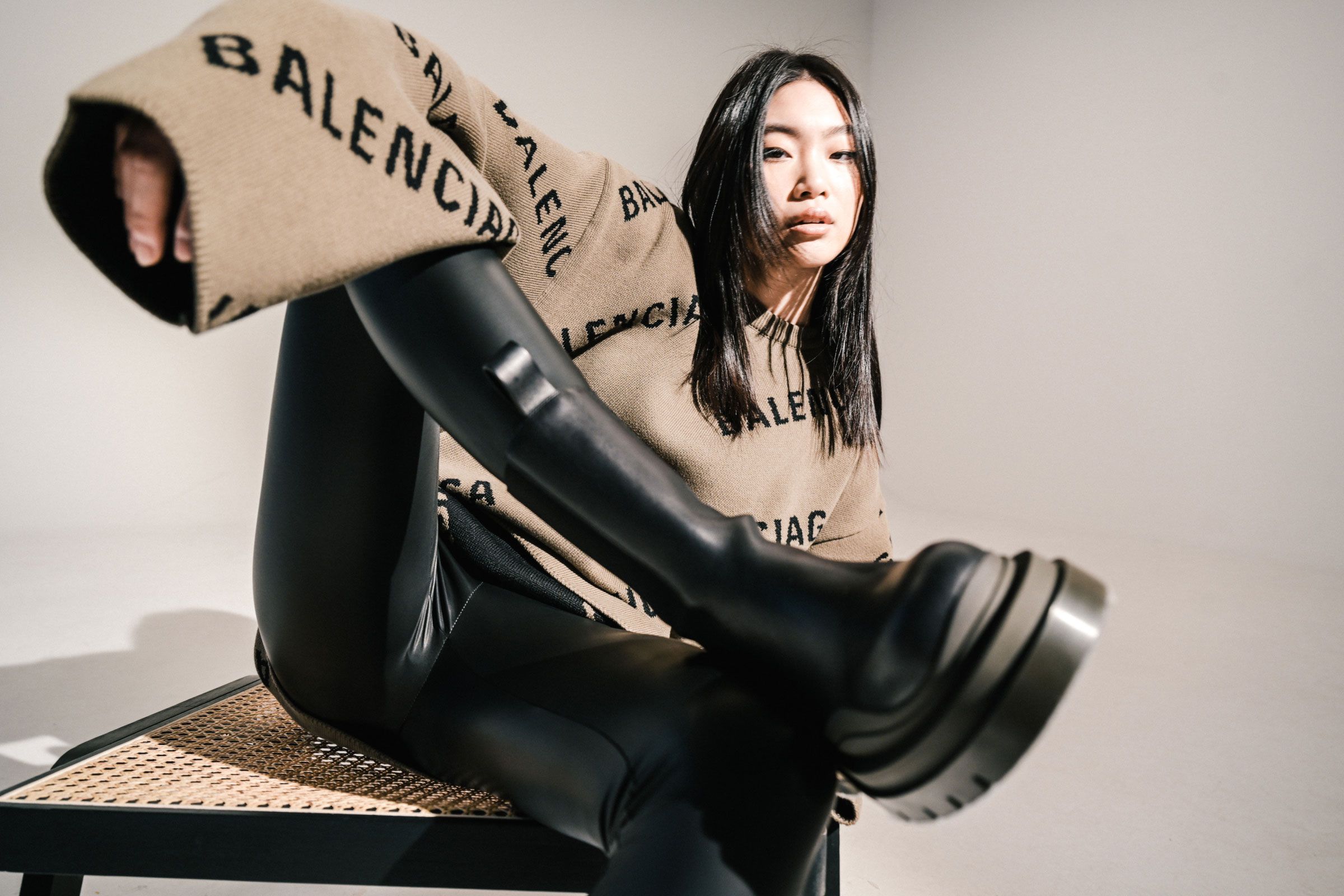 Payment application dashboard screenshot with transaction table, financial highlights, and main clients on colorful purple background.